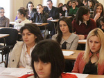 2013թ. դասընթացի դիմորդները հանձնում են գրավոր քննությու