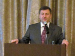 DS Director Vahe Gabrielyan speaks at the DS alumni event